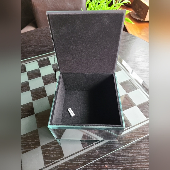 Jewelry Box in very good condition Religious cross decor ✅Fast Shipping ✅ - Picture 3 of 8